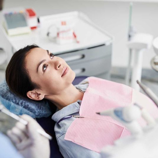 Zahnarztpatientin im Behandlungsstuhl